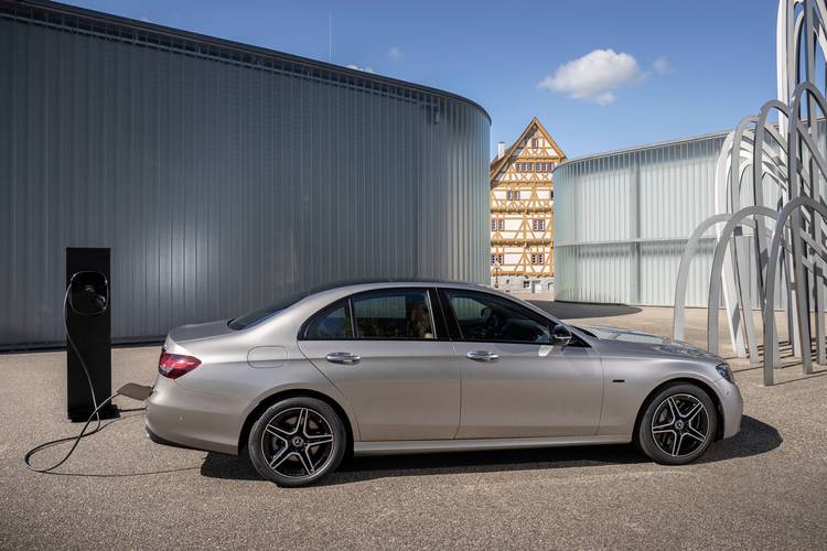 Mercedes-Benz E W213 facelift 2021 aufladen