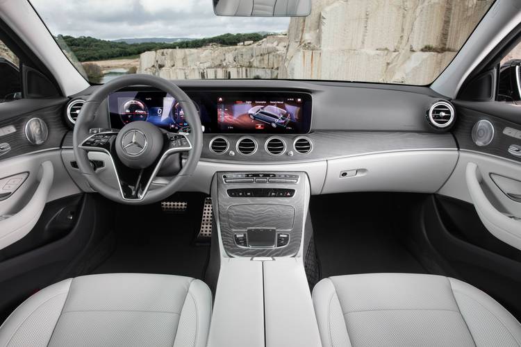 Interno di una Mercedes-Benz E S213 facelift 2021
