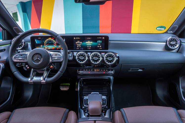 Interno di una Mercedes Benz A AMG W177 2019