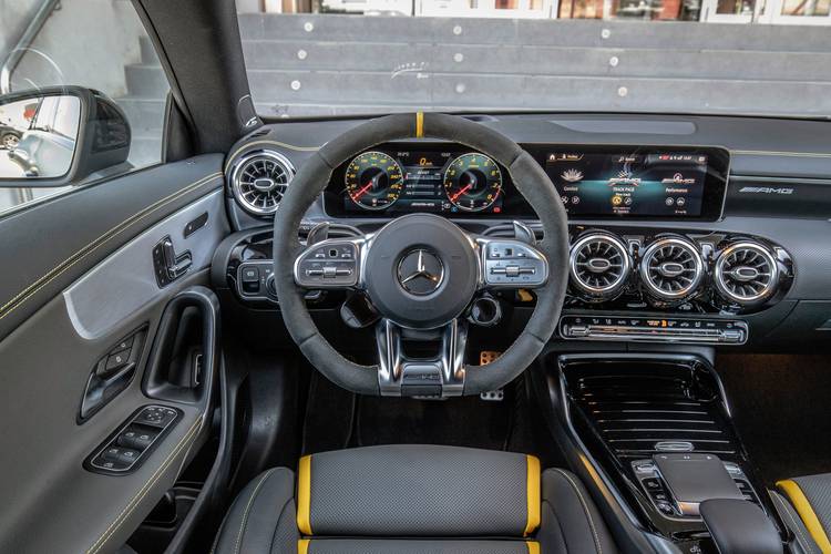 Interno di una Mercedes-Benz CLA 45 AMG C118 2019
