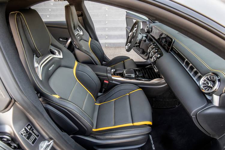 Mercedes-Benz CLA 45 AMG C118 2020 assentos dianteiros