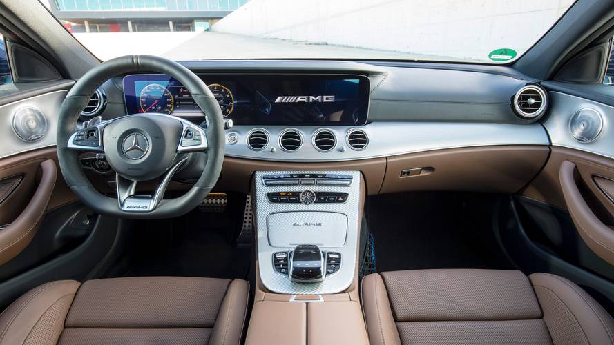 Interno di una Mercedes-Benz E W213 63 AMG 2017