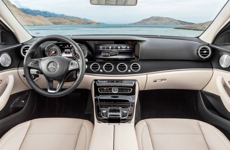 Mercedes-Benz E W213 2016 wnętrze