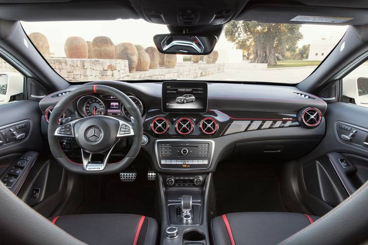 Interno di una Mercedes-Benz GLA 45 AMG X156 facelift 2017
