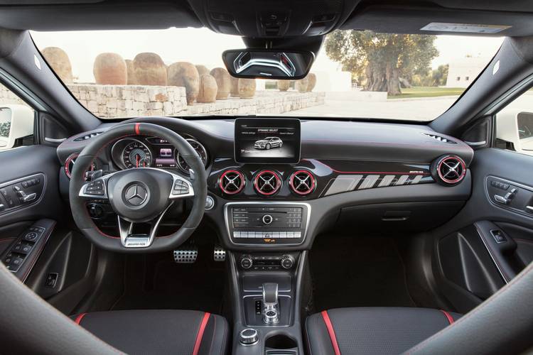 Interno di una Mercedes-Benz GLA 45 AMG X156 facelift 2017