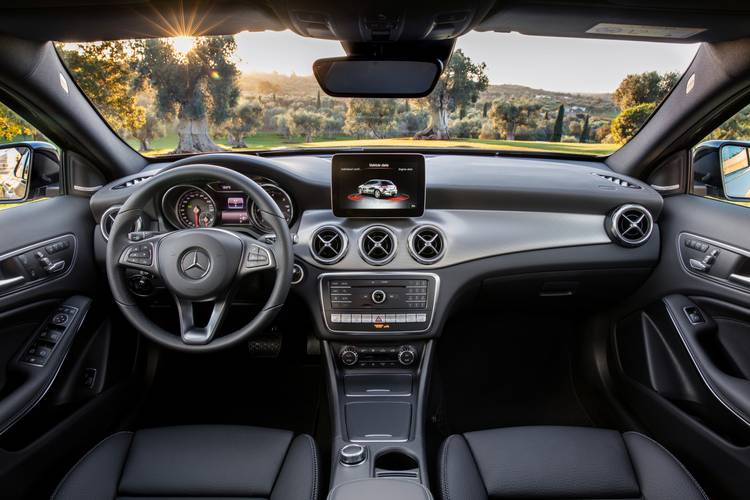 Interno di una Mercedes-Benz GLA X156 facelift 2017