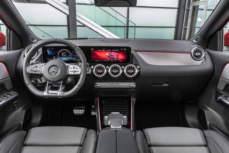 Interno di una Mercedes-Benz GLA 45 AMG H247 2020