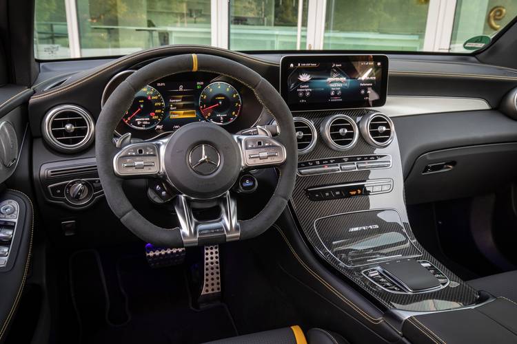 Interno di una Mercedes-Benz GLC 63 AMG X253 facelift 2021