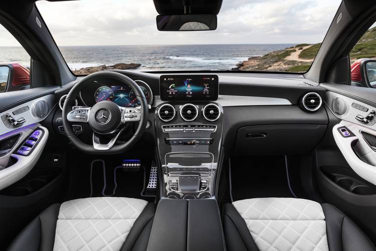 Interno di una Mercedes-Benz GLC X253 facelift 2020