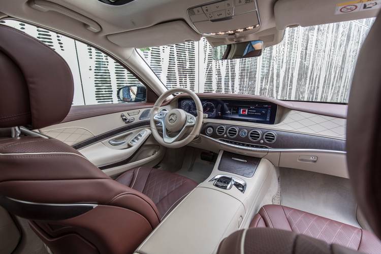 Interno di una Mercedes-Benz S V222 facelift 2017
