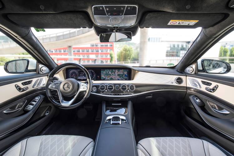 Interno di una Mercedes-Benz S V222 facelift 2018