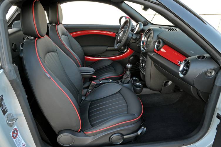 MINI Coupe R58 interier 2011 přední sedadla