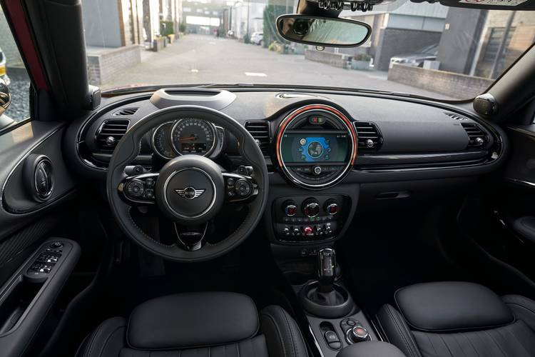 MINI Clubman F54 facelift 2019 interiér