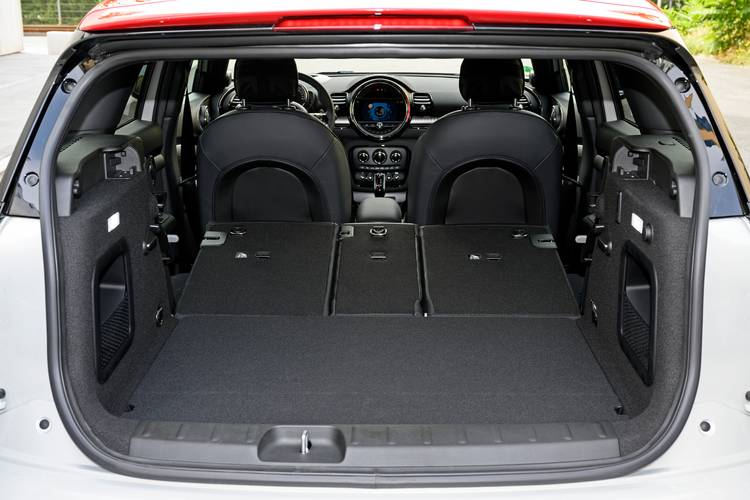 MINI Clubman John Cooper Works F54 facelift 2019 plegados los asientos traseros
