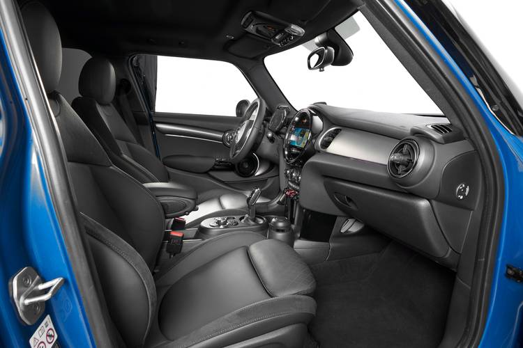 Mini Cooper F55 facelift 2021 front seats