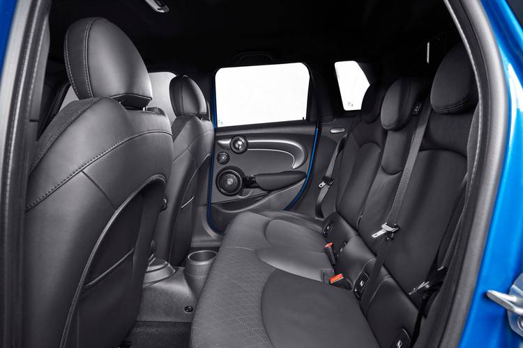 Mini Cooper F55 facelift 2022 rear seats