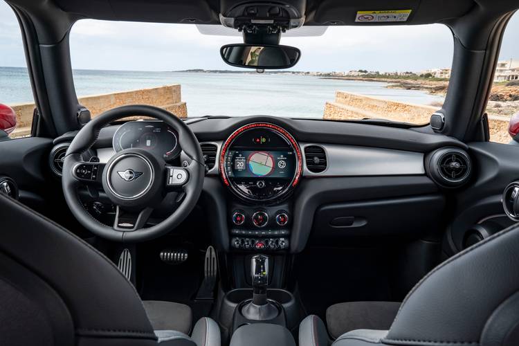 Interno di una Mini F56 John Cooper Works facelift 2021