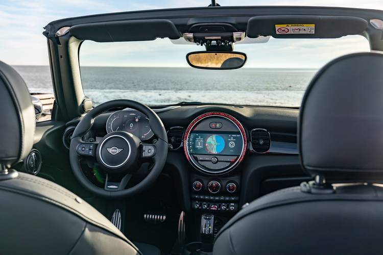 Mini One Cooper F57 facelift 2021 interiér