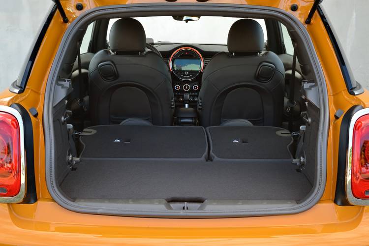 MINI Cooper F56 2014 plegados los asientos traseros