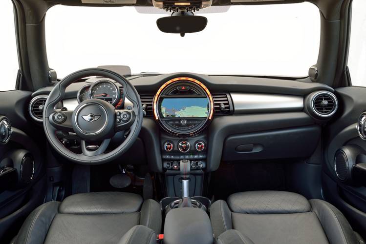 Interno di una MINI Cooper F56 2014