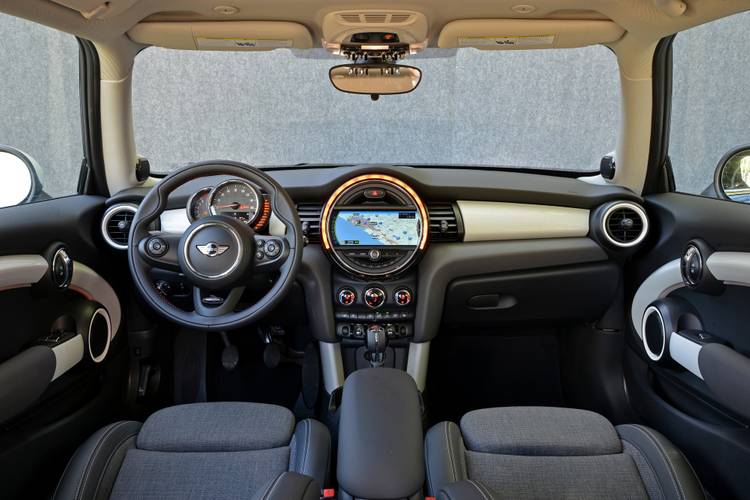 Interno di una MINI Cooper S F56 2013