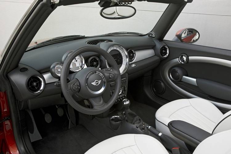 Interno di una MINI Cooper convertible cabrio R57 facelift 2011