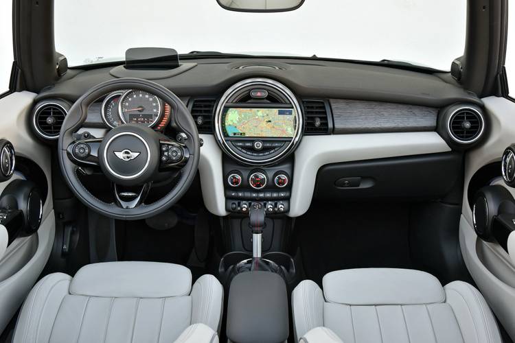 MINI Cooper F57 2016 cabrio interiér