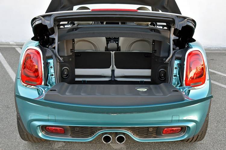 MINI Cooper F57 2016 cabrio plegados los asientos traseros