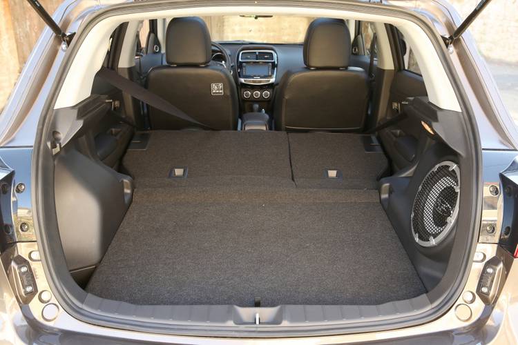 Mitsubishi ASX GA facelift 2013 plegados los asientos traseros