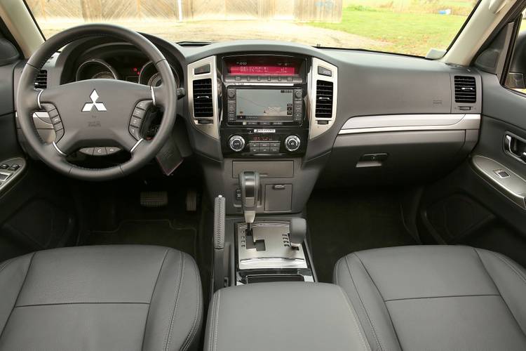 Interno di una Mitsubishi Pajero facelift 2015