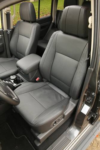 Mitsubishi Pajero facelift 2015 voorstoelen