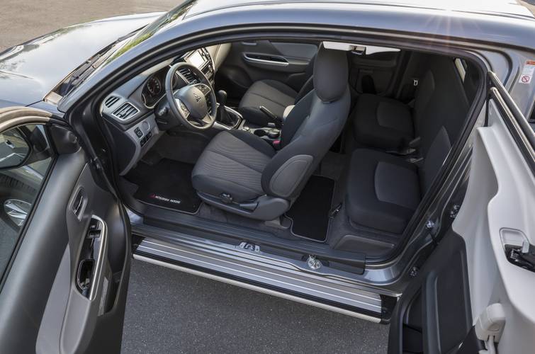 Mitsubishi L200 2015 Club Cab interior