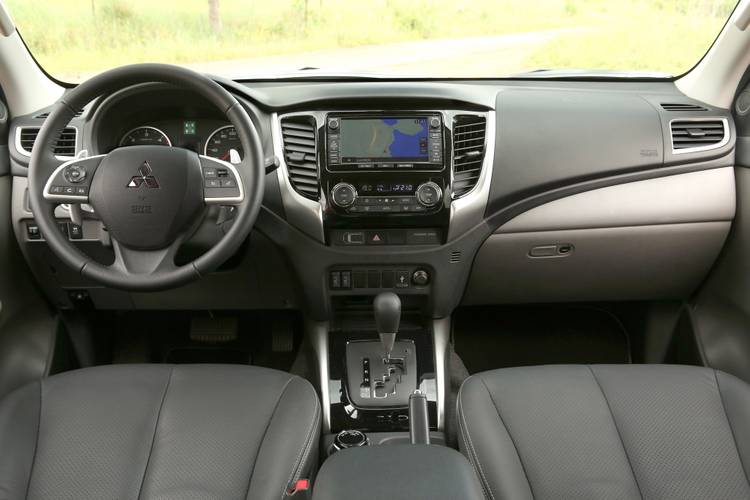Mitsubishi L200 2015 interior