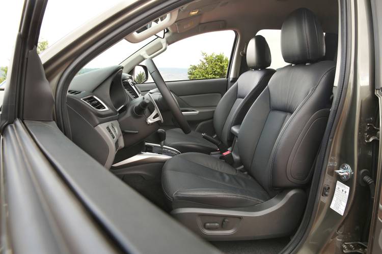 Mitsubishi L200 2015 front seats