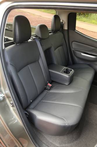 Mitsubishi L200 2016 rear seats