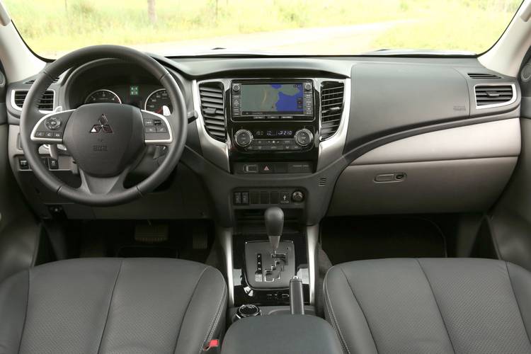 Interno di una Mitsubishi L200 2015