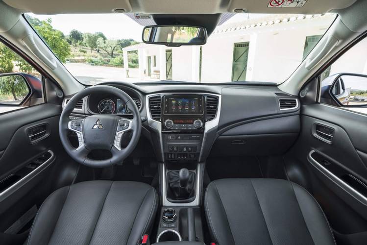 Interno di una Mitsubishi L200 facelift 2020