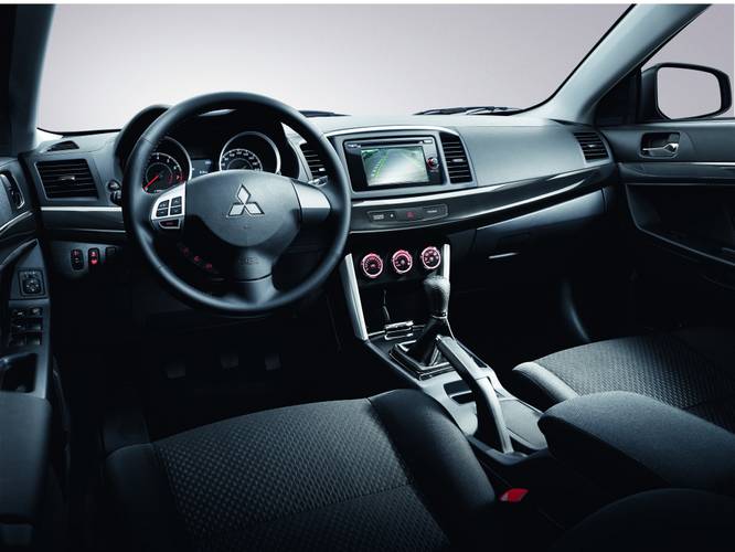 Interno di una Mitsubishi Lancer CY facelift 2016