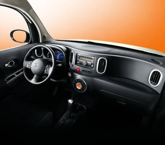 Interno di una Nissan Cube Z12 2008