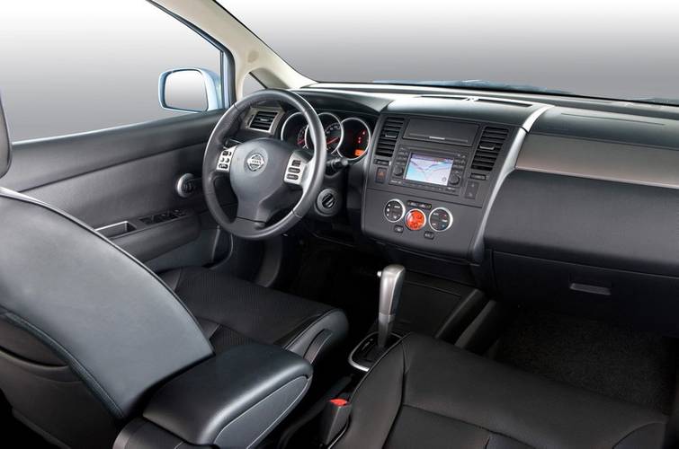 Interno di una Nissan Tiida 2007 C11