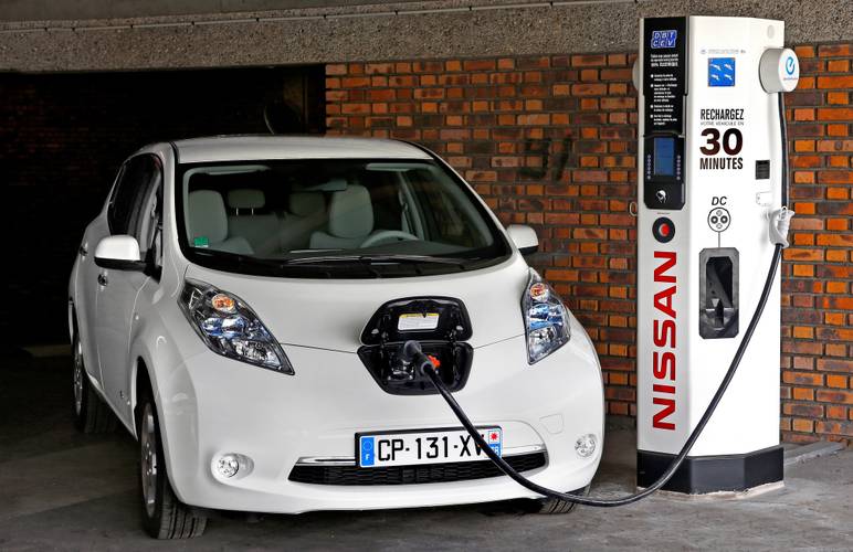 Nissan Leaf ZE0 2014 aufladen