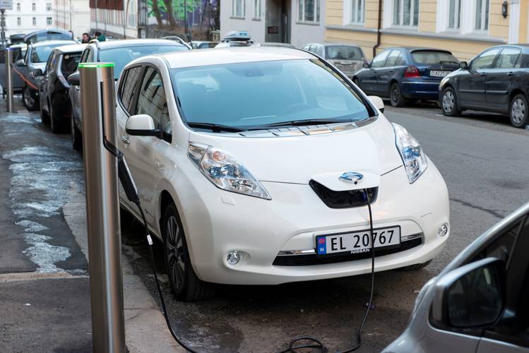 Nissan Leaf ZE0 2013 charging