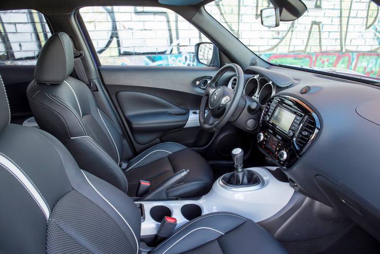 Nissan Juke F15 facelift 2015 vorn sitzt