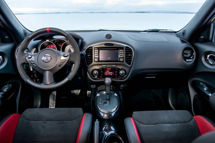 Interno di una Nissan Juke Nismo F15 facelift 2014