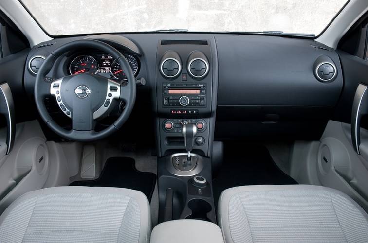 Interno di una Nissan Qashqai J10 facelift 2010