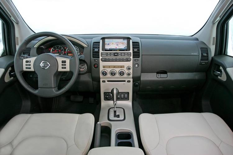 Interno di una Nissan Pathfinder R51 2005