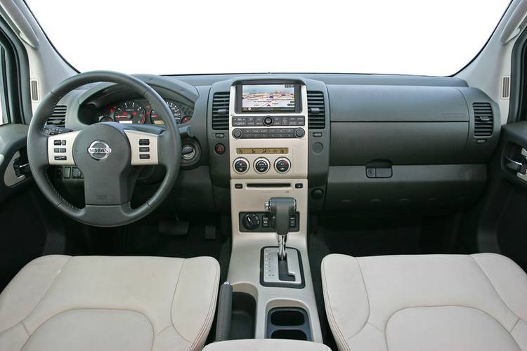 Nissan Navara D40 2009 interior