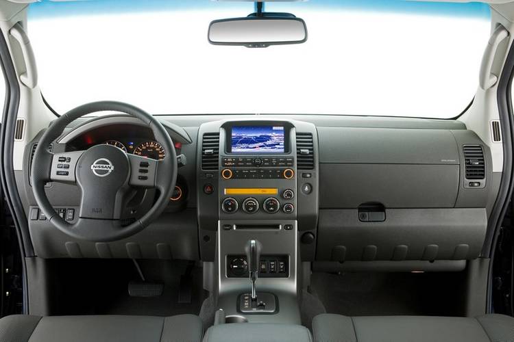 Interno di una Nissan Navara D40 2007