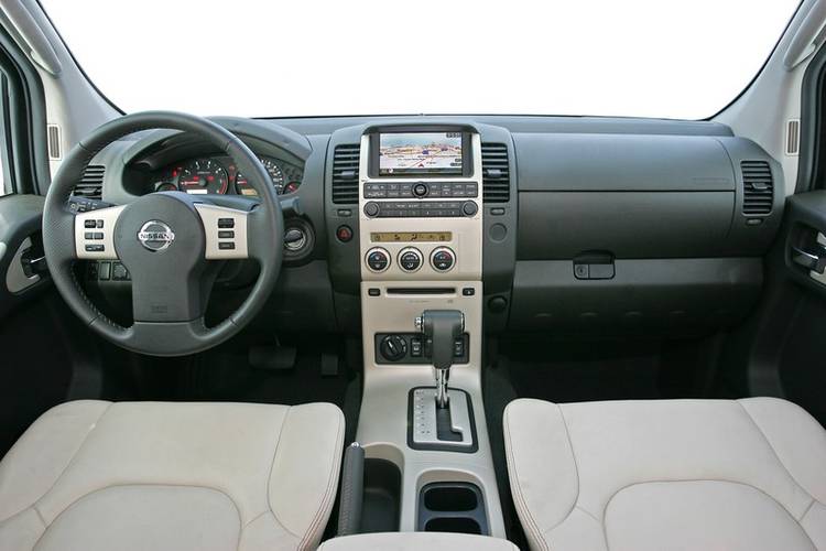 Nissan Navara D40 2009 interieur