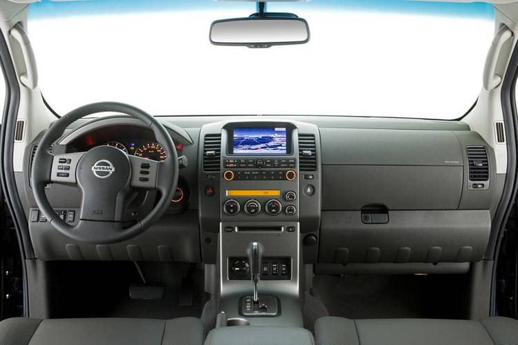 Nissan Navara D40 2007 wnętrze